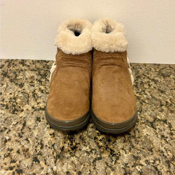 Adorable Suede & Faux Fur Booties - BZees - Picture 6 of 10